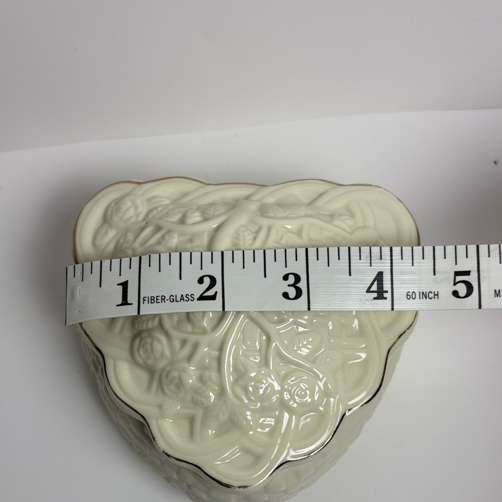 Hampton Collection ivory porcelain heart-shaped trinket box - Picture 7 of 10